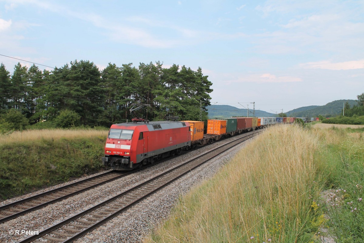 152 152-5 mit Containerzug bei Darshofen. 25.07.14