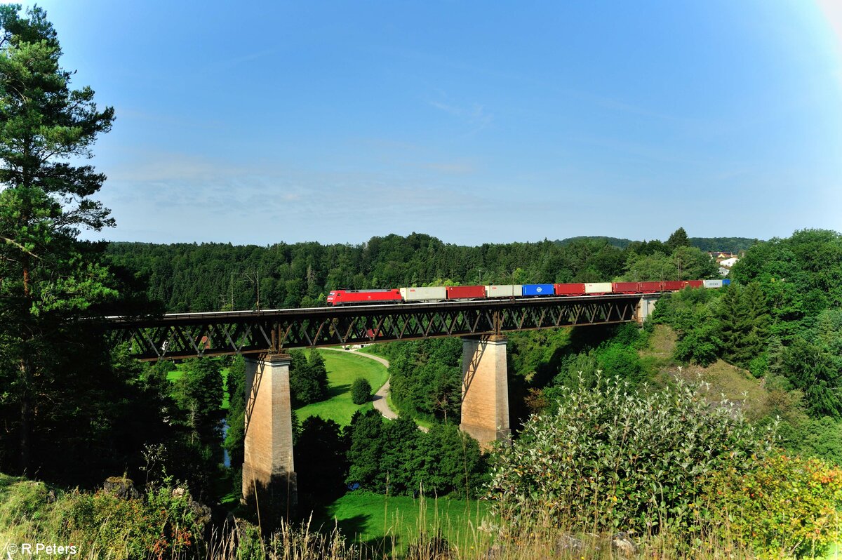 152 158 überquert das Viadukt bei Beratzhausen mit einem Containerzug gen Süden. 21.08.21