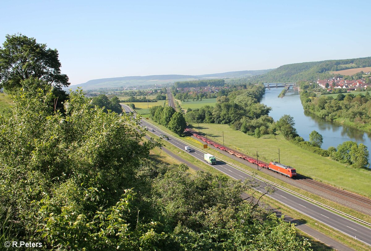 152 160-8 zieht ein leeren Containerzug zwischen Himmelstadt und Karlstadt gen Norden. 02.06.21