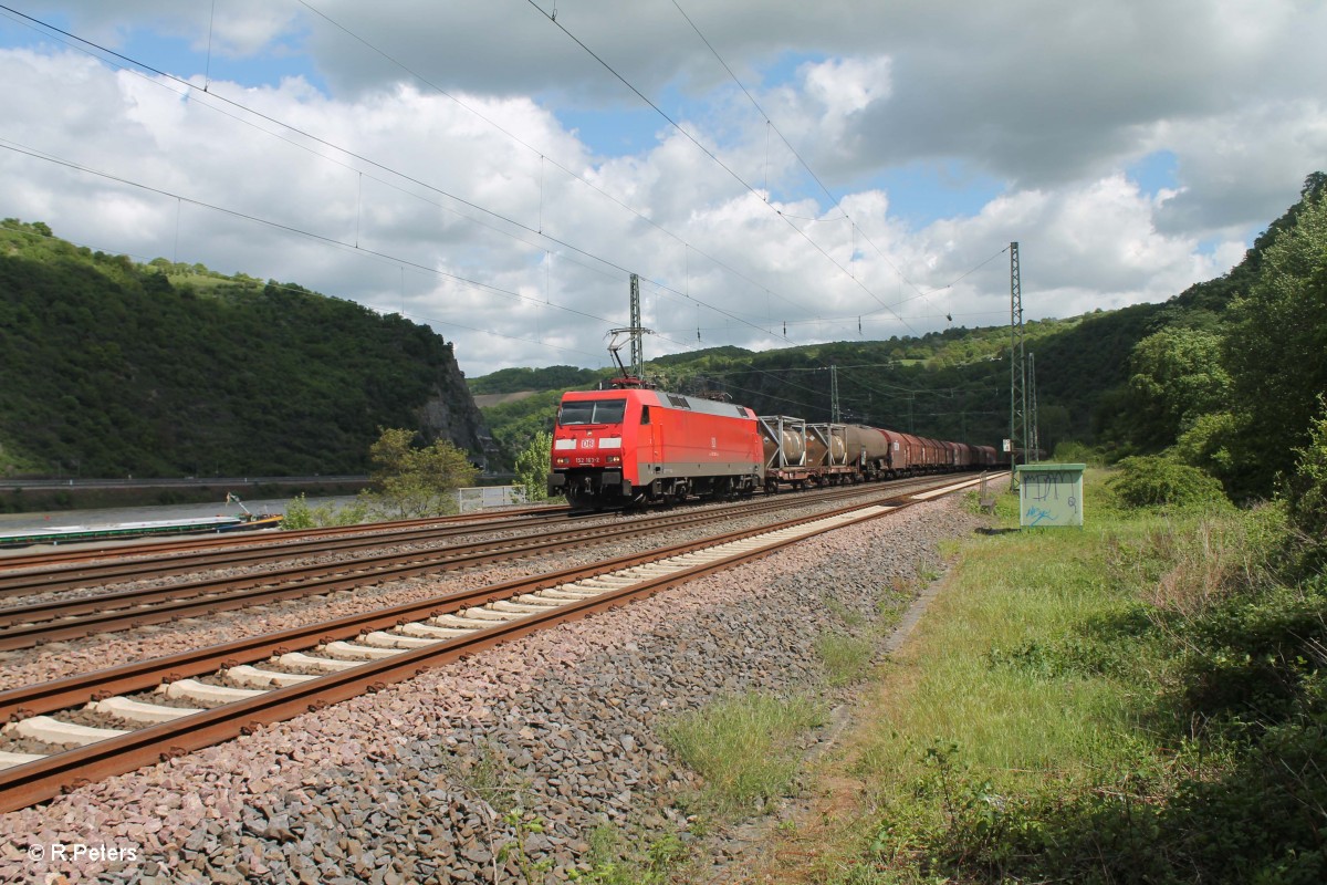 152 163-2 zieht einen  gemischten Güterzug durch den Loreley Betriebsbahnhof. 07.05.15
