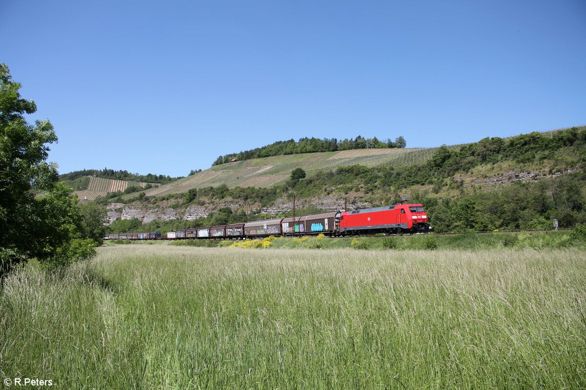 152 166-5 zieht mit einem gemischten Güterzug bei Himmelstadt gen Süden. 02.06.21