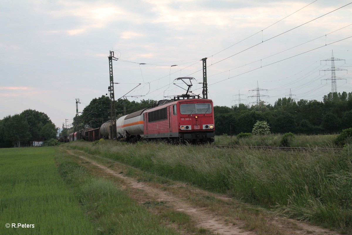 155 085-4 zieht einen gemischten Güterzug bei der Stromkreistrennstelle Bischofsheim. 22.05.15