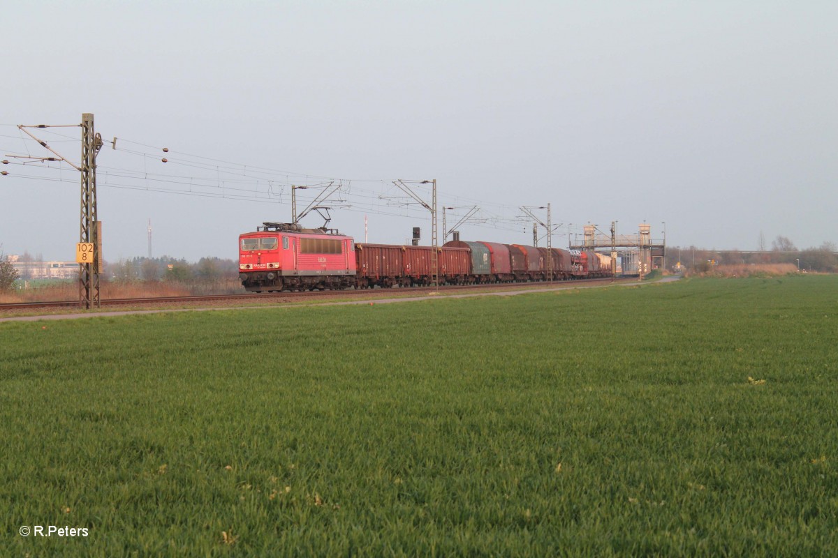 155 117-5 zieht bei Schkeuditz West ein langen gemischten Güterzug. 29.03.14