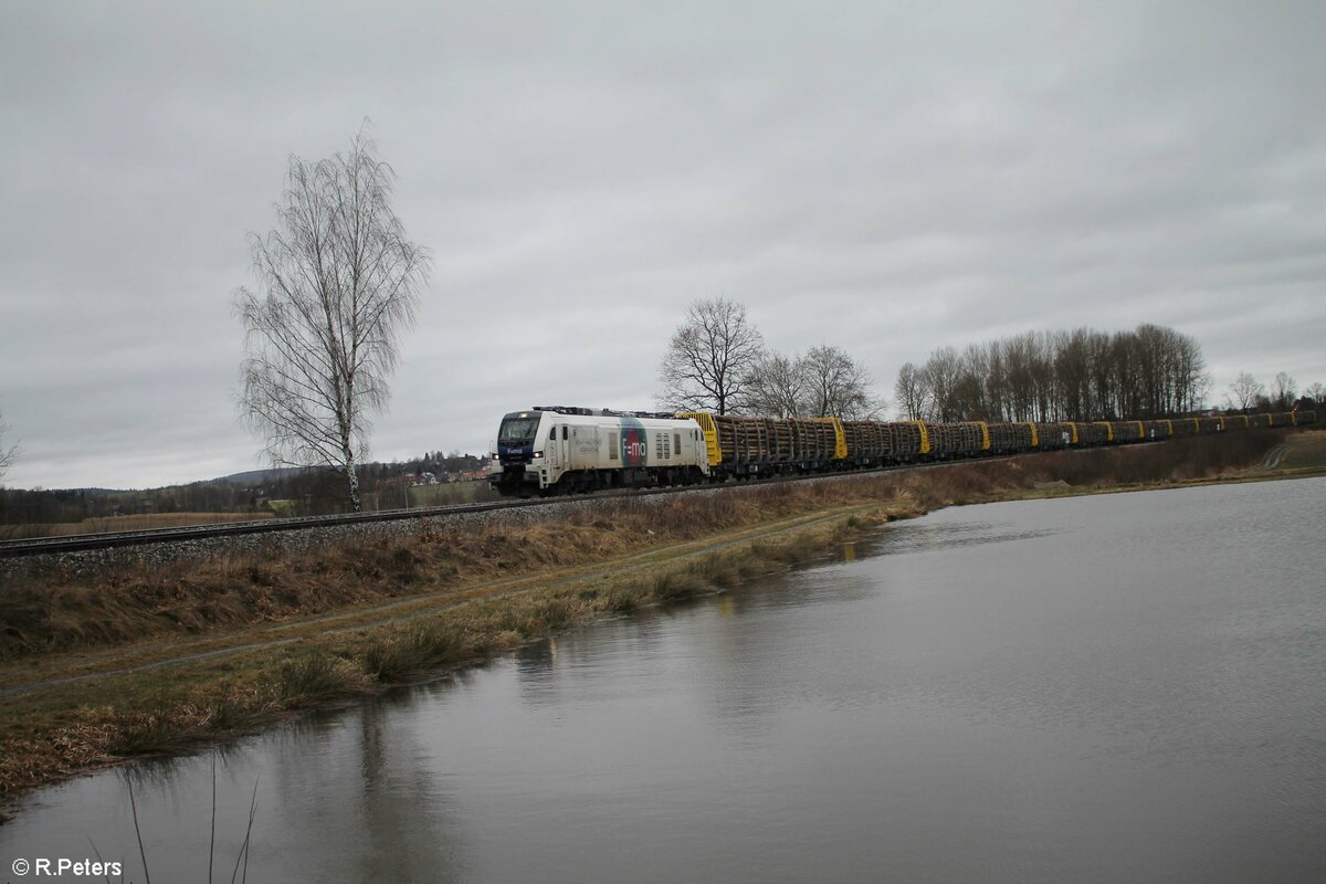 159 201 der HHPI mit einem Gigawood Holzzug nach Plattling kurz nach Wiesau heute Vormittag. 20.02.22