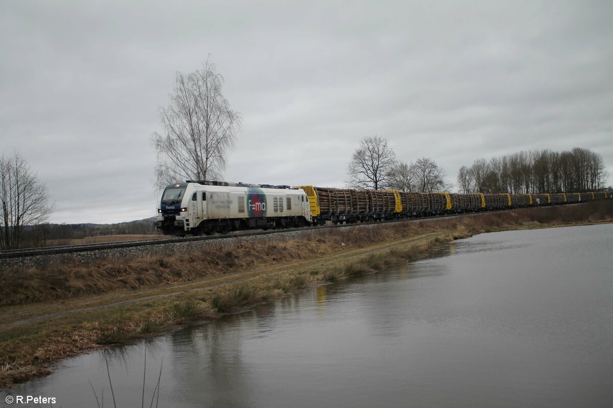 159 201 der HHPI mit einem Gigawood Holzzug nach Plattling kurz nach Wiesau heute Vormittag. 20.02.22