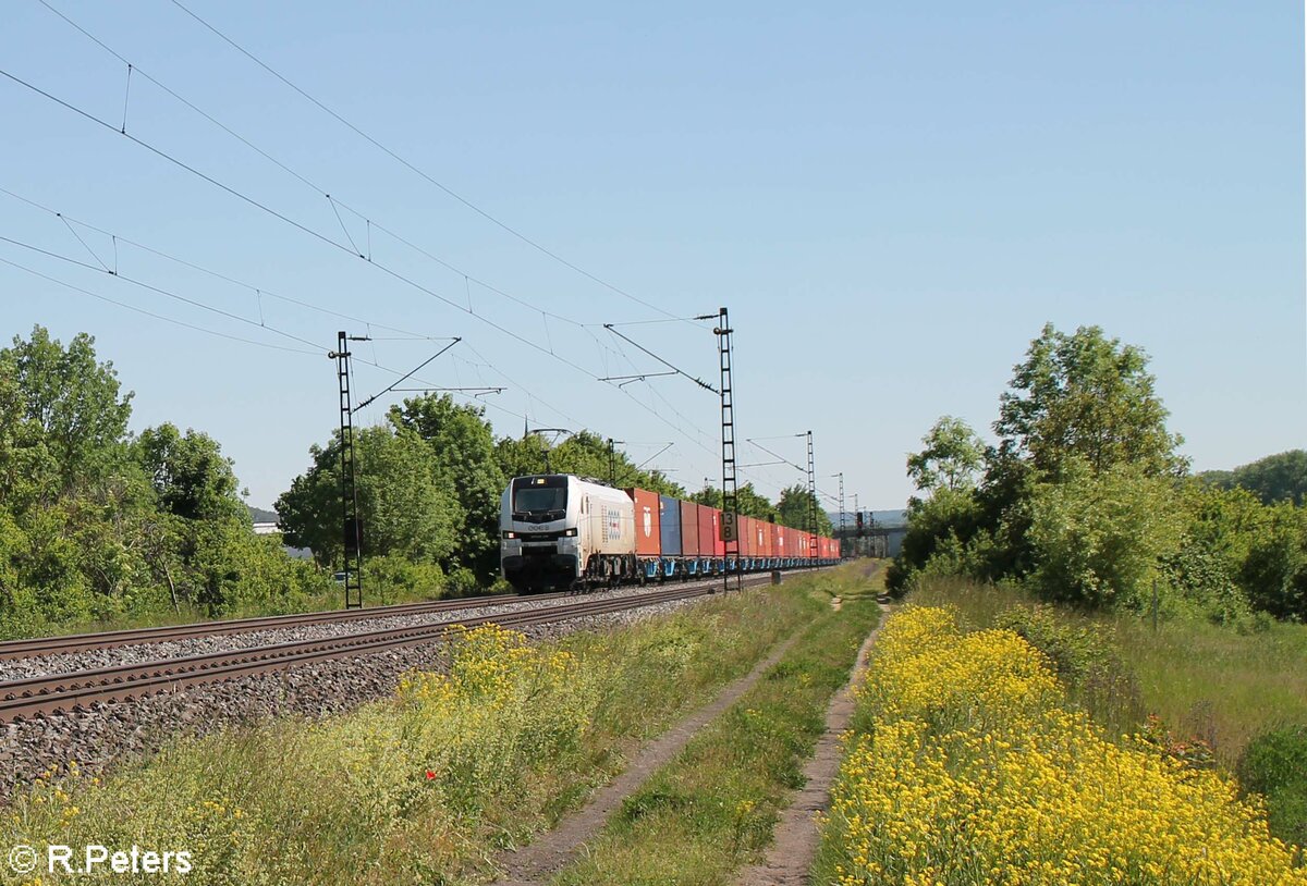 159 214-6 zieht ein Containerzug bei Thüngersheim. 02.06.21