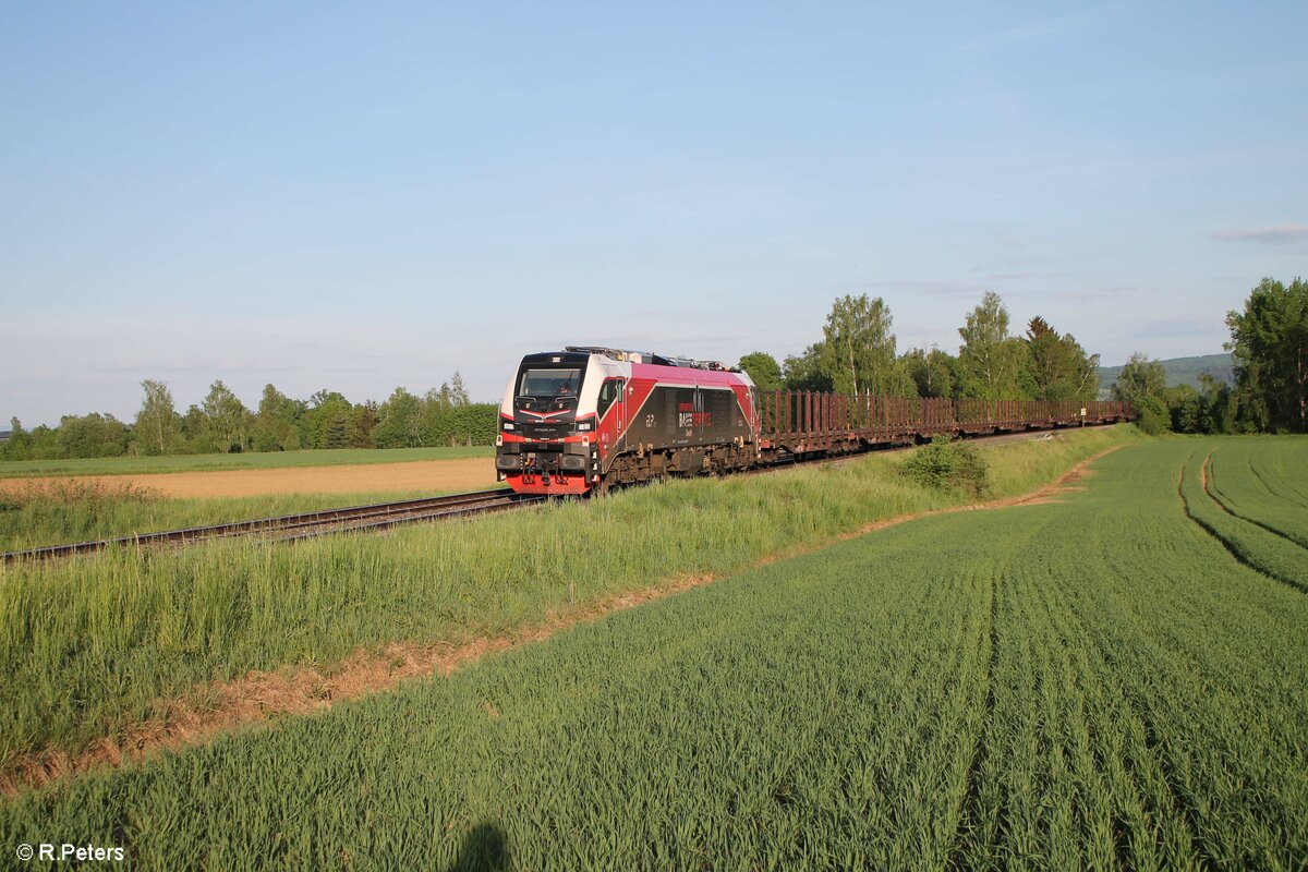 159 227 mit einem leeren Holzzug aus Cheb/CZ in Richtung Hof bei Thölau Nordwärts. 22.05.22
