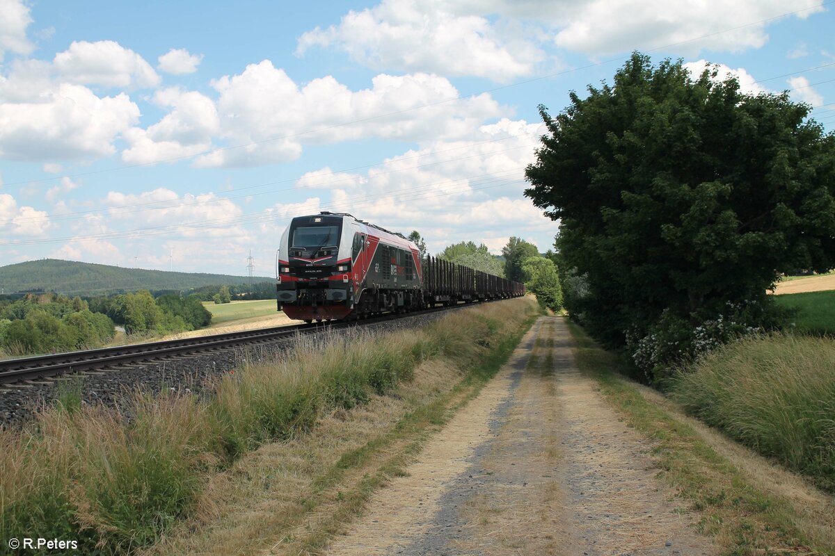 159 227 mit einem leeren Holztransportzug aus Cheb nach Zwickau bei Brand bei Marktredwitz. 26.06.22