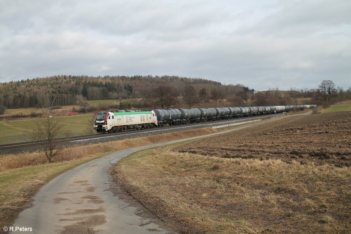 159 228 zieht ein Kesselzug aus Neustadt/Donau nach Bitterfeld bei Lengenfeld in Richtung Hof. 22.02.22