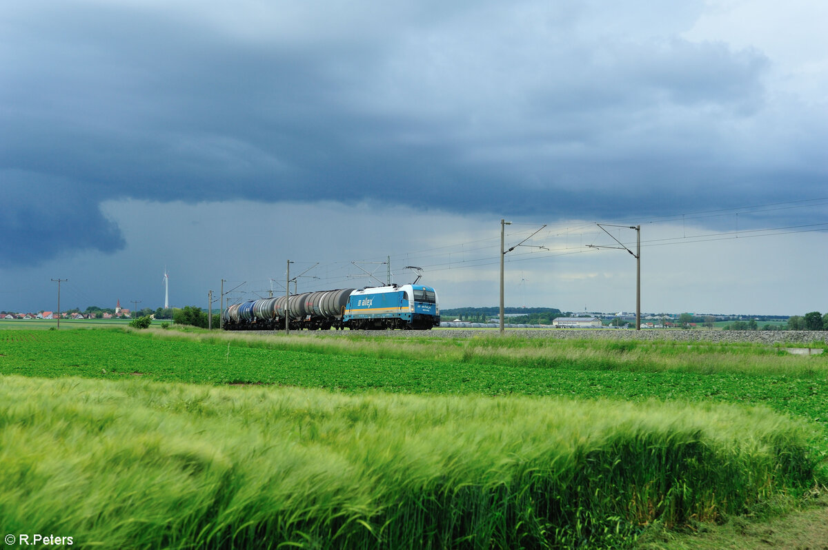 183 002 ex Alex jetzt WRS mit einem Kesselwagenzug bei Uffenheim gen Süden. 27.05.24