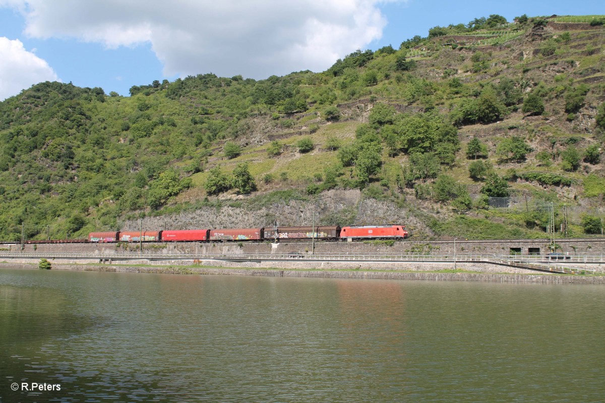 185 035-3 zieht ein gemischten Güterzug bei St. Goarshausen kurz vorm Loreley Tunnel. 16.07.14