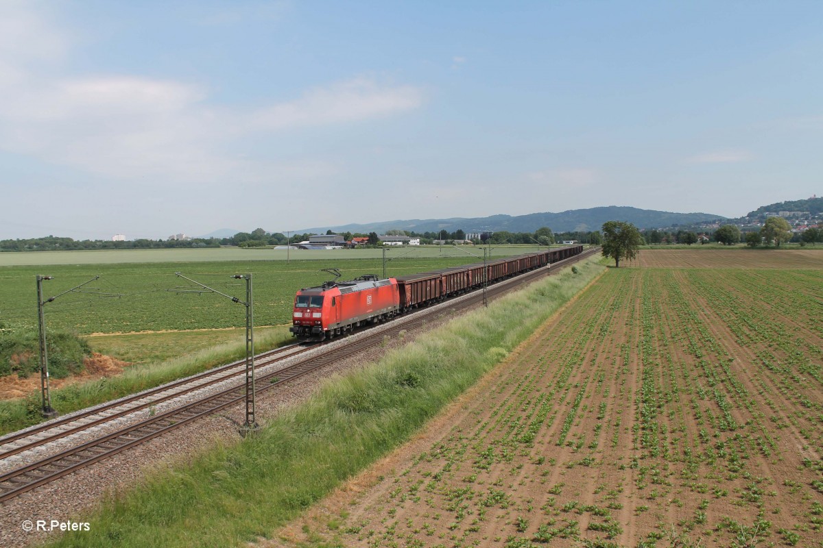 185 051-0 zieht bei Großsachsen- Heddesheim ein Tonerde-Zug gen Süden. 28.05.15
