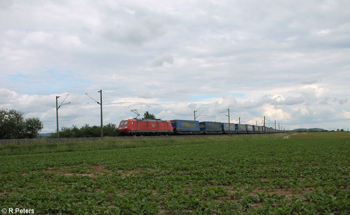 185 052-8 zieht hinter Uffenheim ein Wechselpritschenzug LKW-Walter gen Norden. 27.05.24