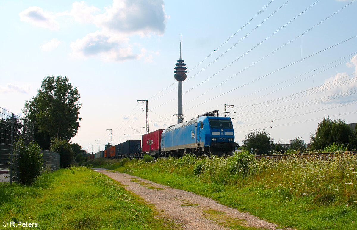 185 062-4 alias 482 032-0 zieht mit einem Containerzug durch Nürnberg Hohe Marter. 24.07.24