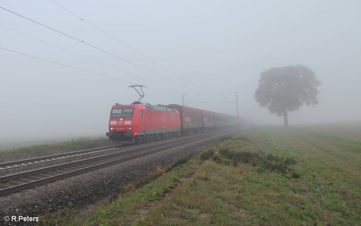 185 062-7 zieht ein gedeckten Güterzug mit Opel Motorenteile bei Retzbach in Richtung Würzburg. 13.10.18