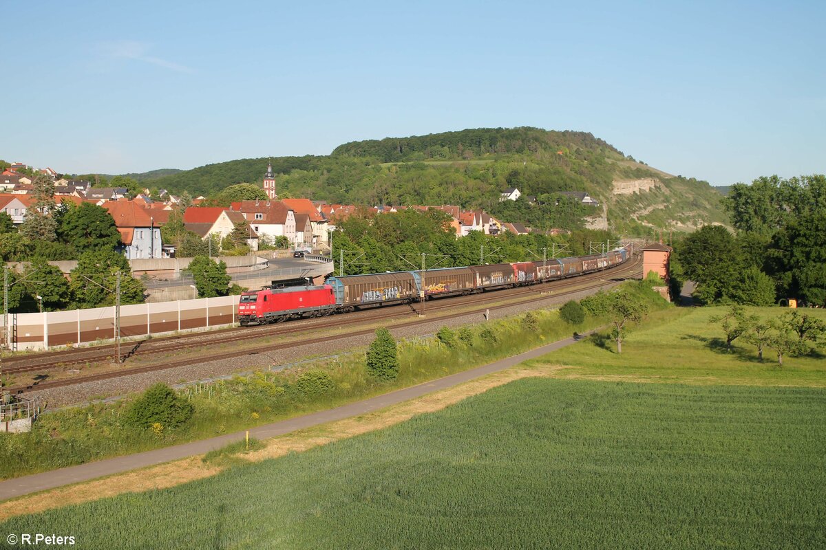 185 062-7 zieht mit einem gedeckten Güterzug durch Retzbach-Zellingen. 02.06.21