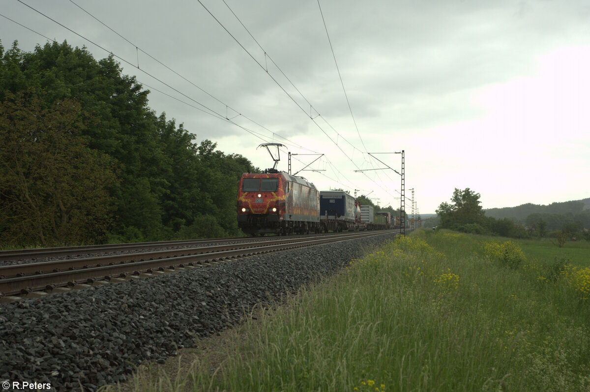 185 077-5  Stahl auf Stahl  zieht mit einem gemischten Güterzug durchs Maintal bei Thüngersheim. 18.05.24