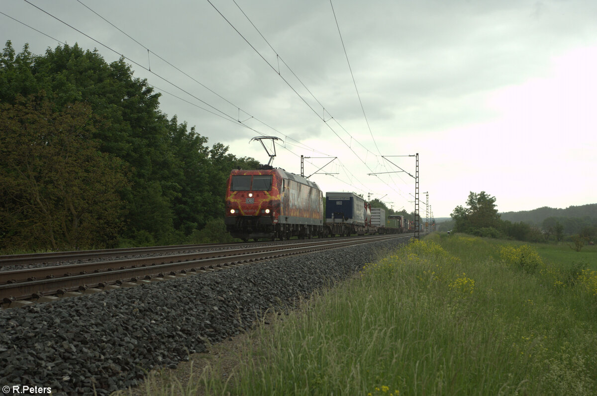 185 077-5  Stahl auf Stahl  zieht mit einem gemischten Güterzug durchs Maintal bei Thüngersheim. 18.05.24