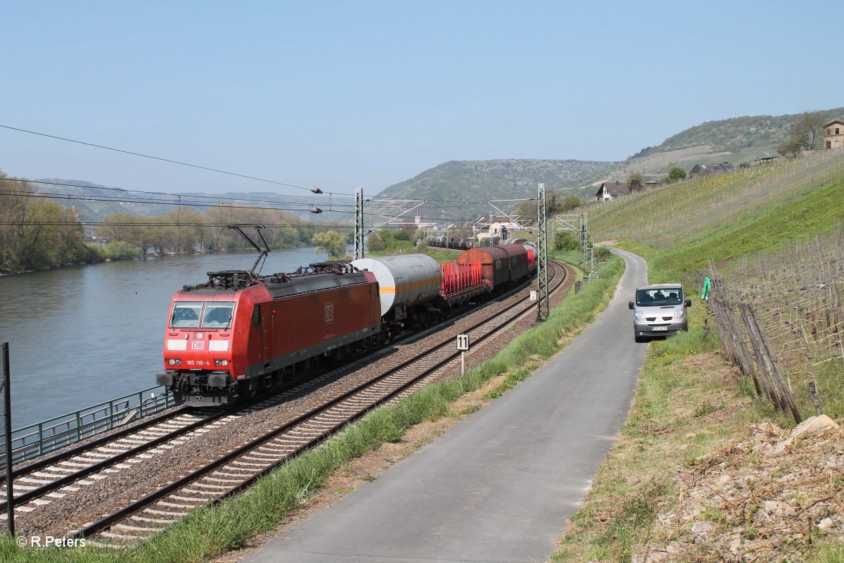 185 110-4 mit einem gemischten Güterzug kurz hinter Lorch am Rhein. 22.04.15