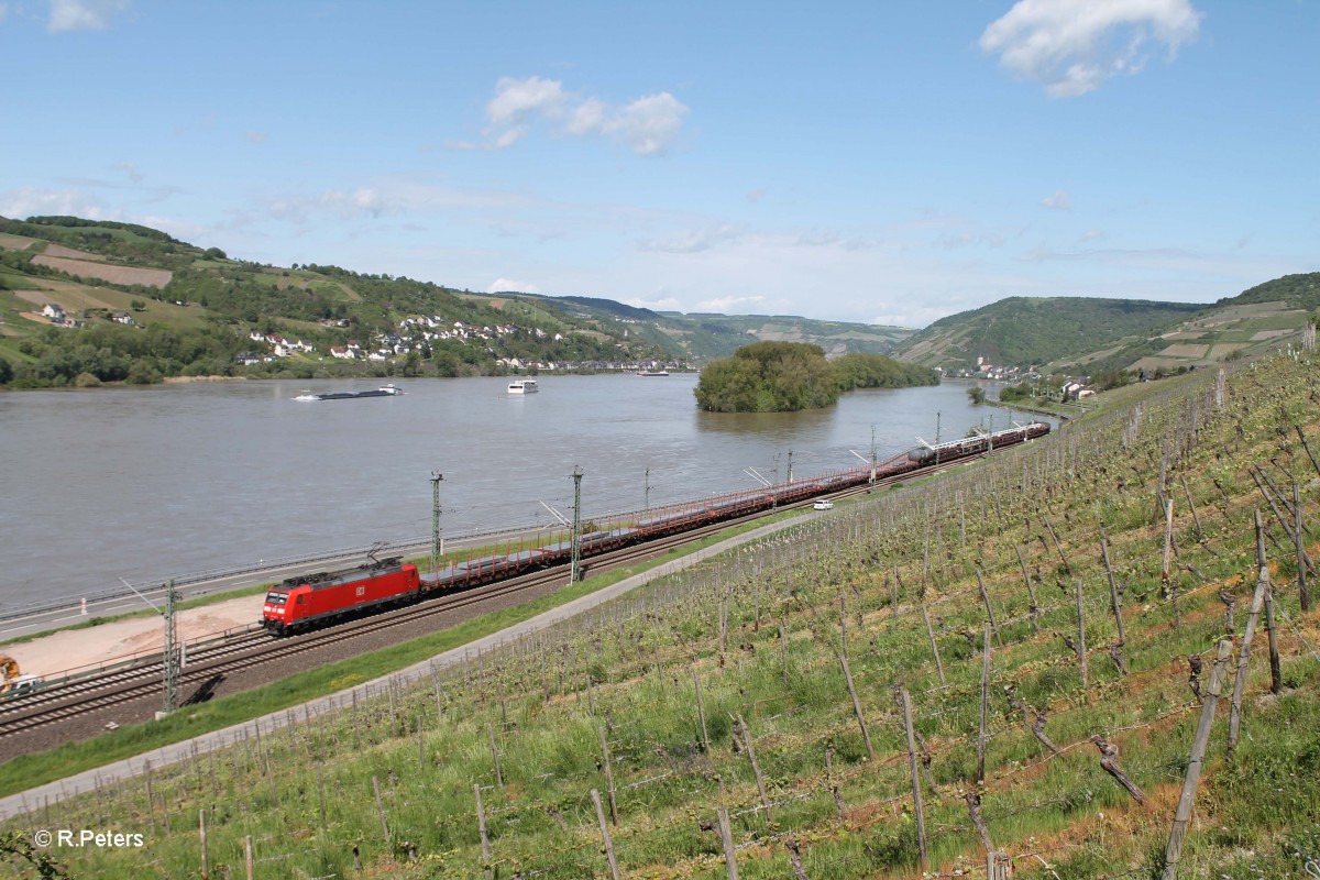 185 144-3 zieht hinter Lorch am Rhein ein gemischten Güterzug. 05.05.15