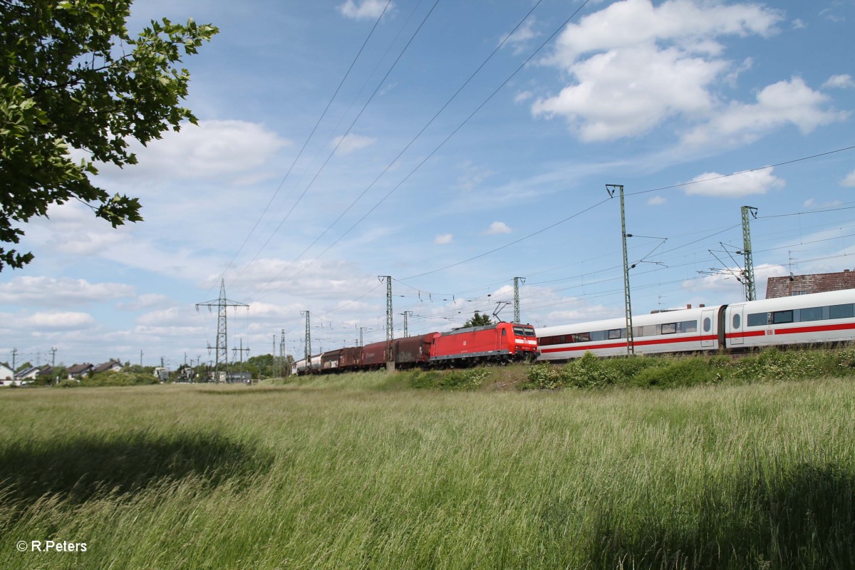 185 158-3 durchfährt Biblis mit einem gemischten Güterzug in Richtung Mannheim. 19.05.15