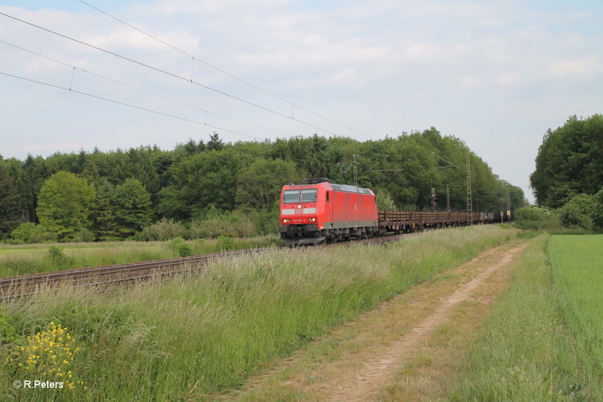 185 167-4 zieht bei der Stromkreistrennstelle Bischofsheim einen gemischten Güterzug. 22.05.15
