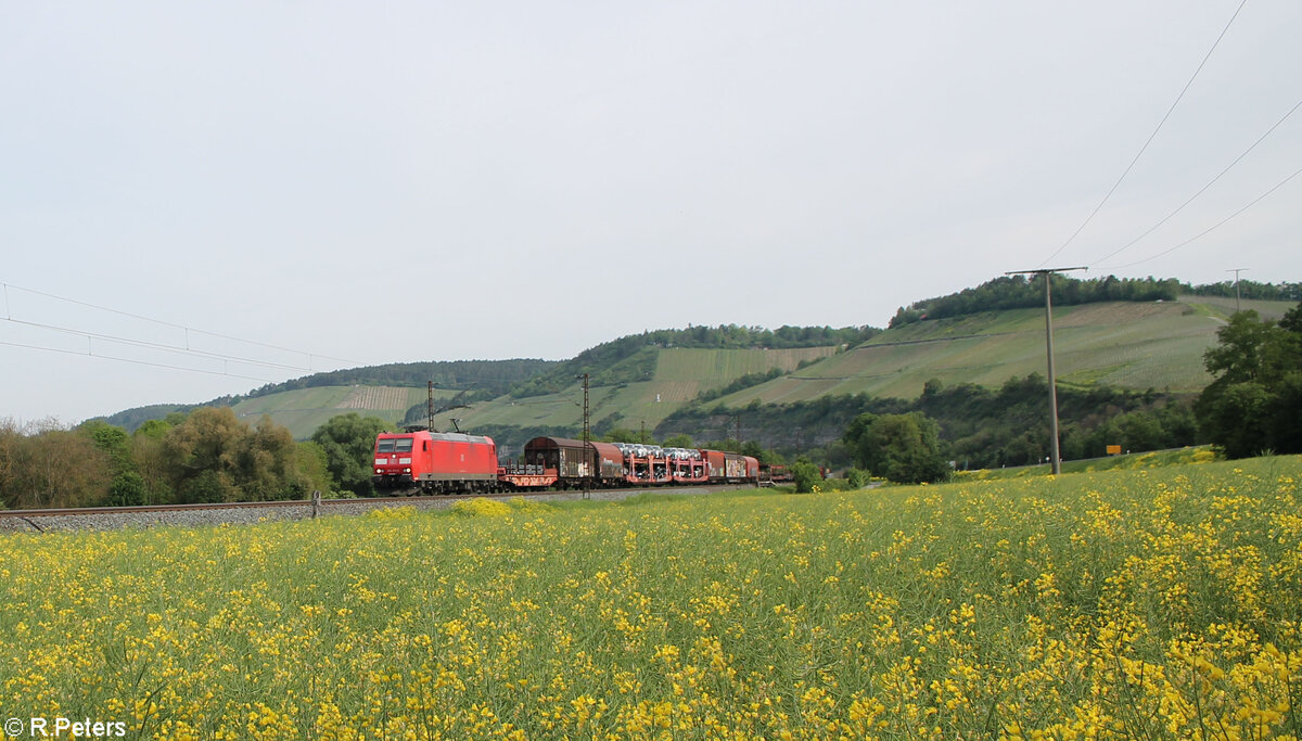 185 170-8 mit einem gemischten Güterzug bei Himmelstadt gen Süden.11.05.24