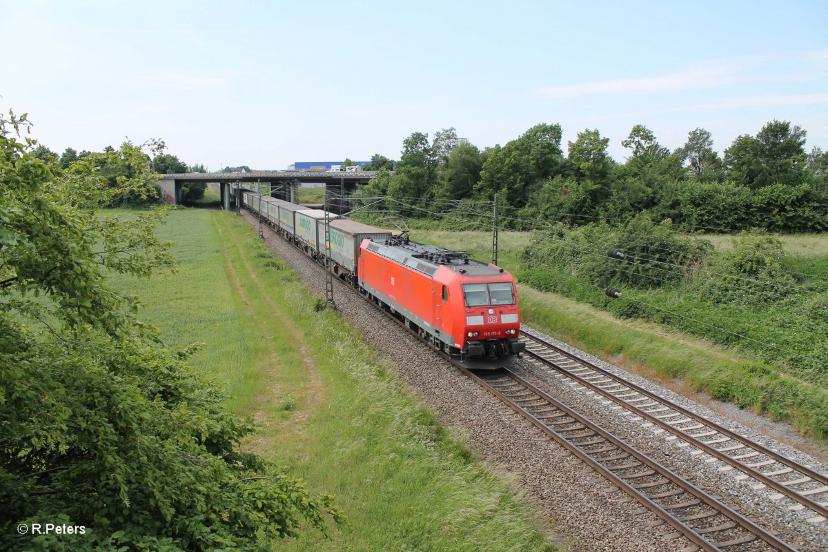 185 171-6 zieht bei Großsachsen-Heddesheim den Wechselpritschen AMBROGIO in Richtung Frankfurt/Main. 28.05.15