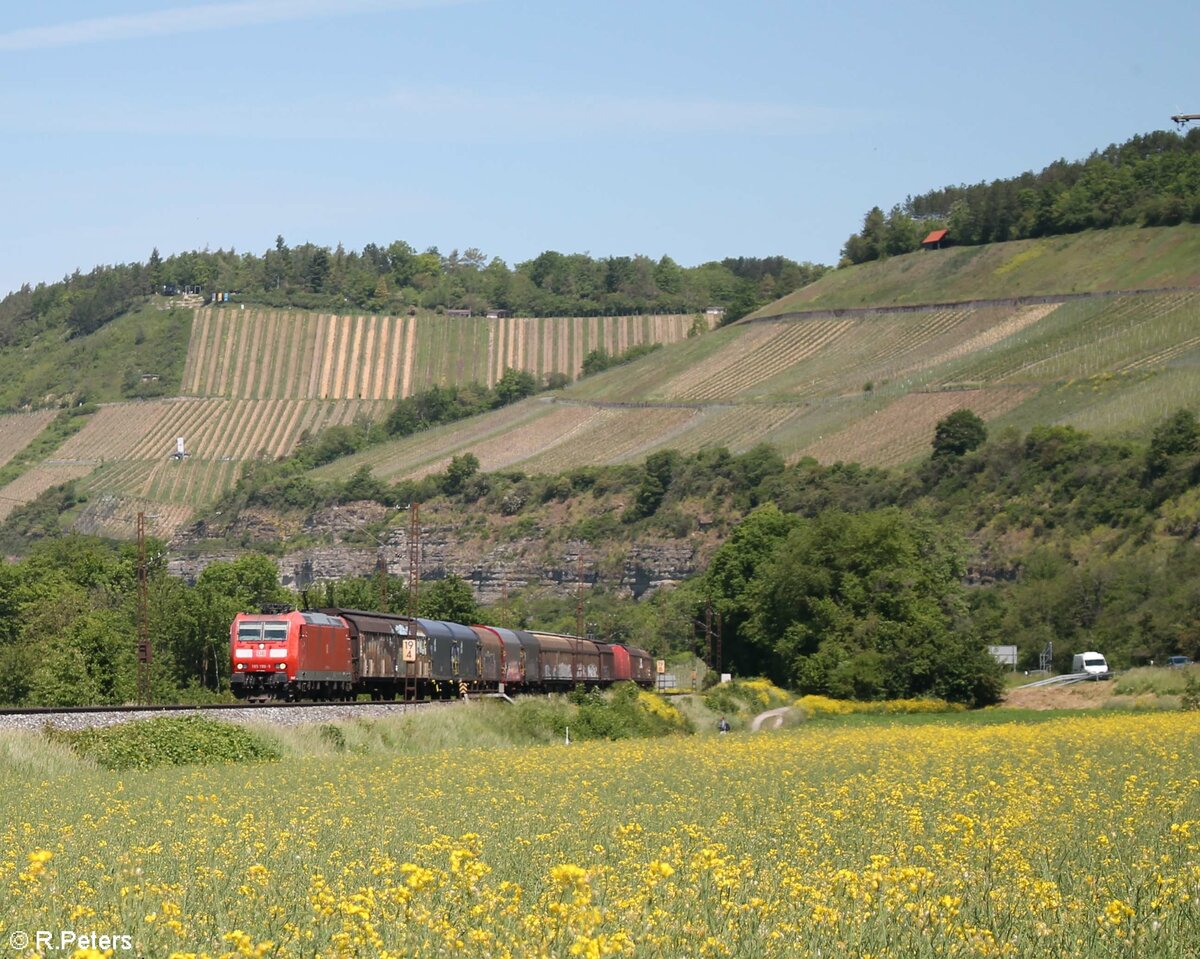 185 198-9 zieht bei Himmelstadt einen gemischten Güterzug in Richtung Würzburg. 02.06.21