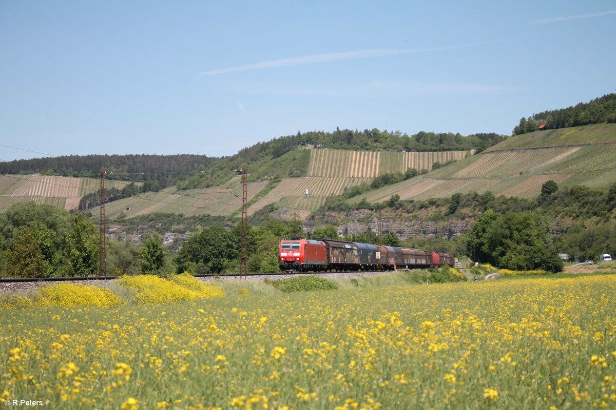 185 198-9 zieht bei Himmelstadt einen gemischten Güterzug in Richtung Würzburg. 02.06.21