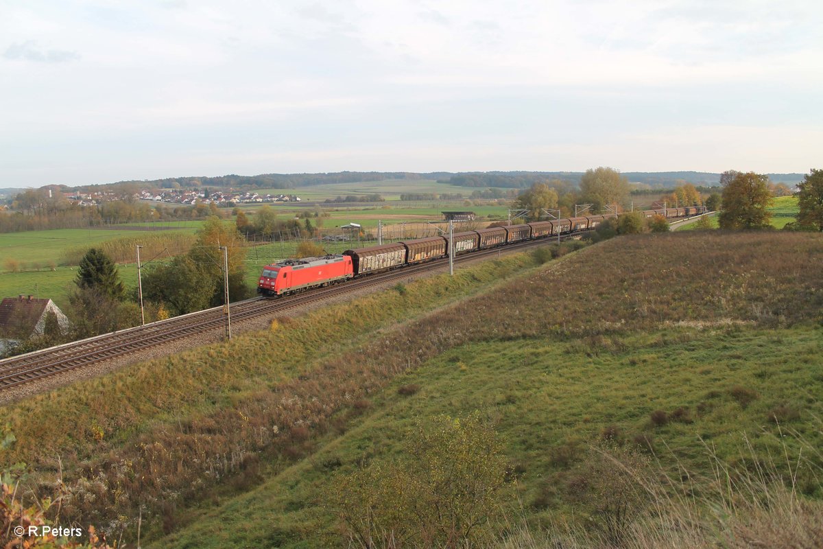 185 2 zieht einen gedeckten Güterzug nach Norden bei Fahlenbach. 21.10.17