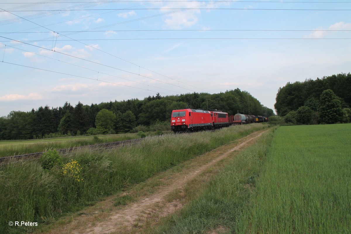185 208-6 + 155 147-2 mit einem gemischten Güterzug bei der Strommkreistrennstelle Bischofsheim. 22.05.15