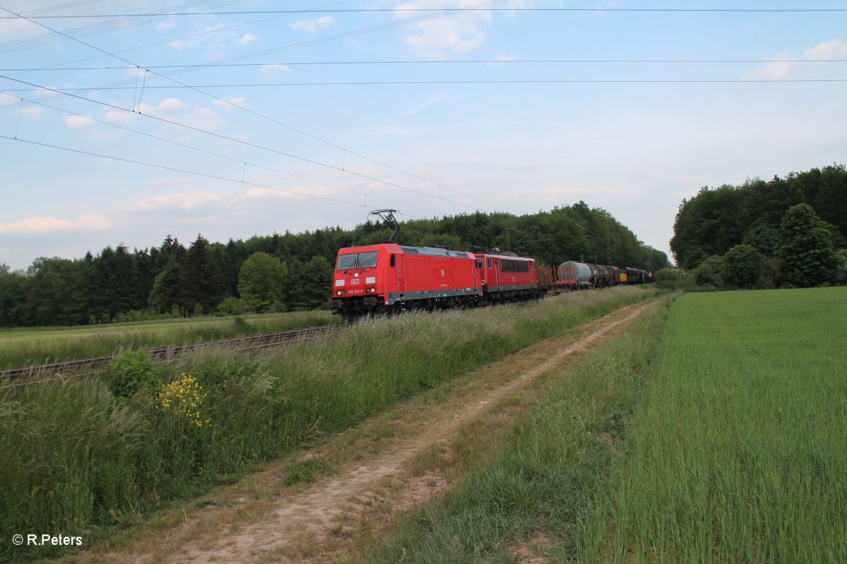 185 208-6 + 155 147-2 mit einem gemischten Güterzug bei der Strommkreistrennstelle Bischofsheim. 22.05.15