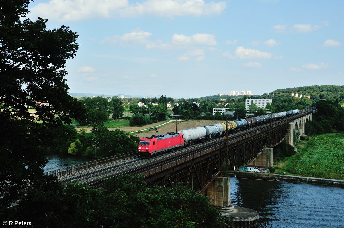 185 211-0 überquert die Donaubrücke bei Mariaort. 21.08.21