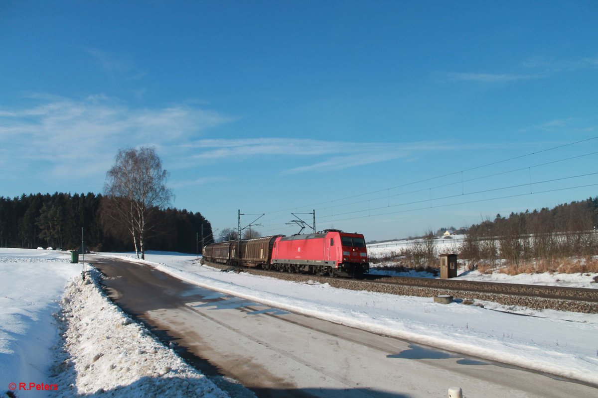 185 260-7 zieht einen gedeckten Güterzug bei Sinsgrün. 19.01.17