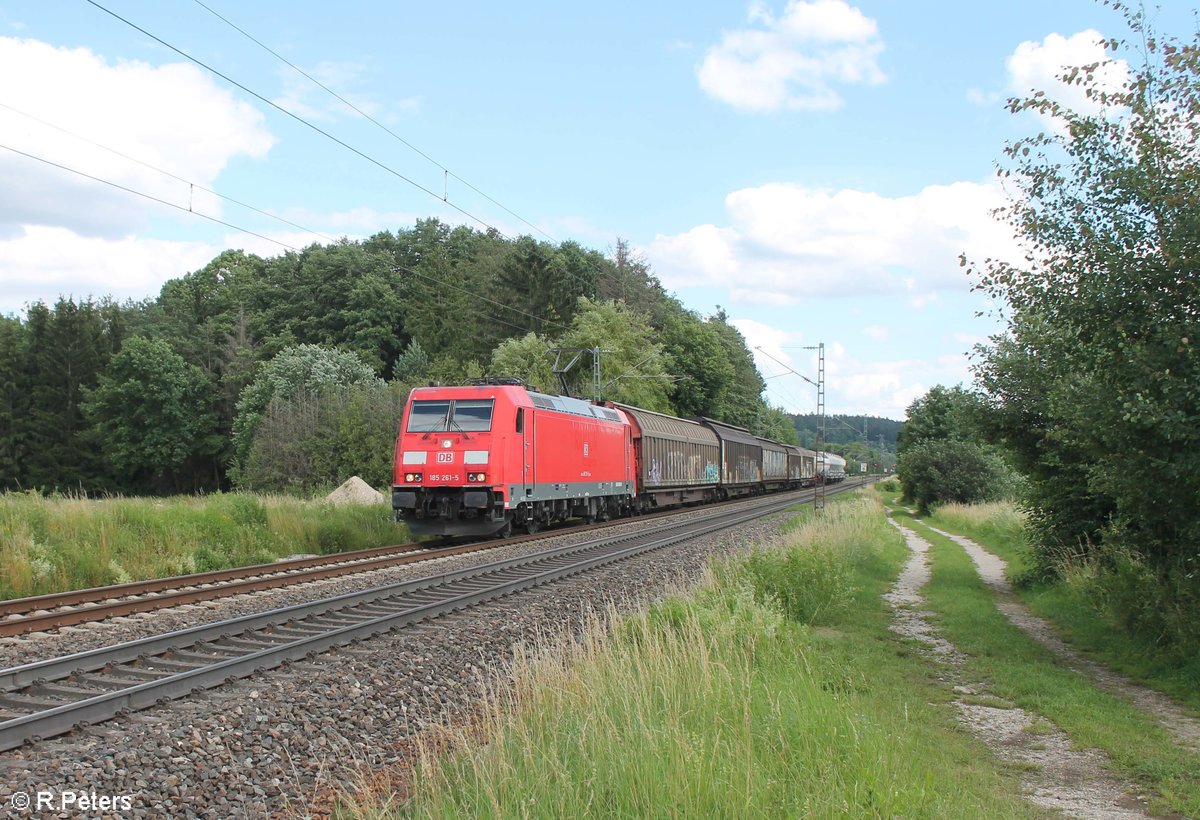 185 261-5 mit einer kurzen Übergabe bei Postbauer-Heng in Richtung Nürnberg. 03.07.20