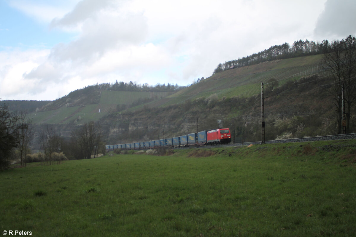 185 265-6 zieht mit einem LKW-Walter bei Himmelstadt gen Süden. 28.03.24