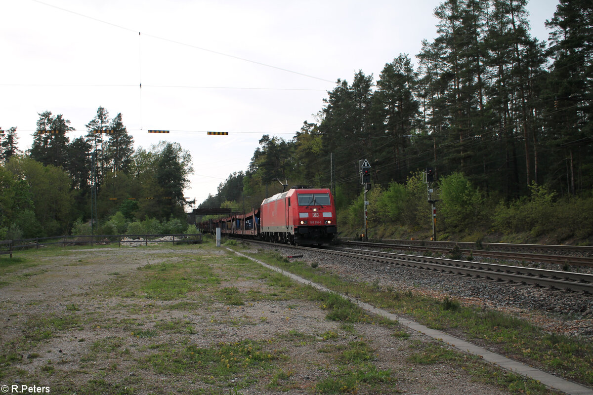 185 291-2 zieht mit einem leeren Autotransportzug durch Ochenbruck. 30.04.24