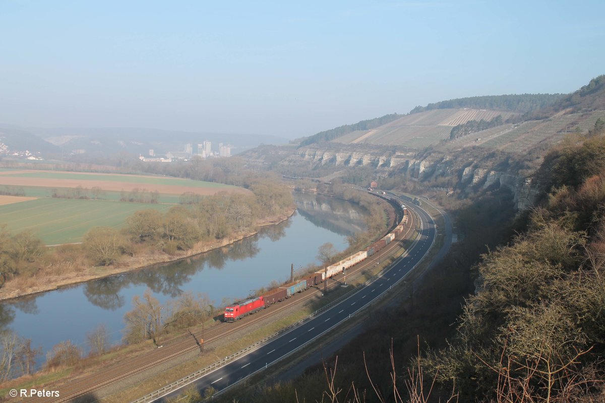 185 302-7 zieht einen gemischten Güterzug Richtung Passau zwischen Karlstadt und Himmelstadt durchs Maintal. 16.03.17