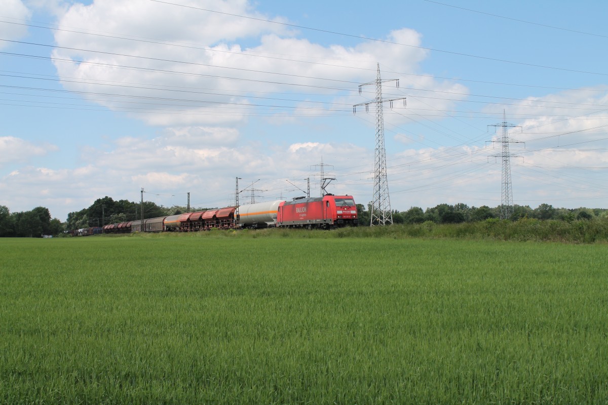 185 312-6 zieht einen gemischten Güterzug bei der Stromkreistrennstelle bei Bischofsheim. 20.05.15