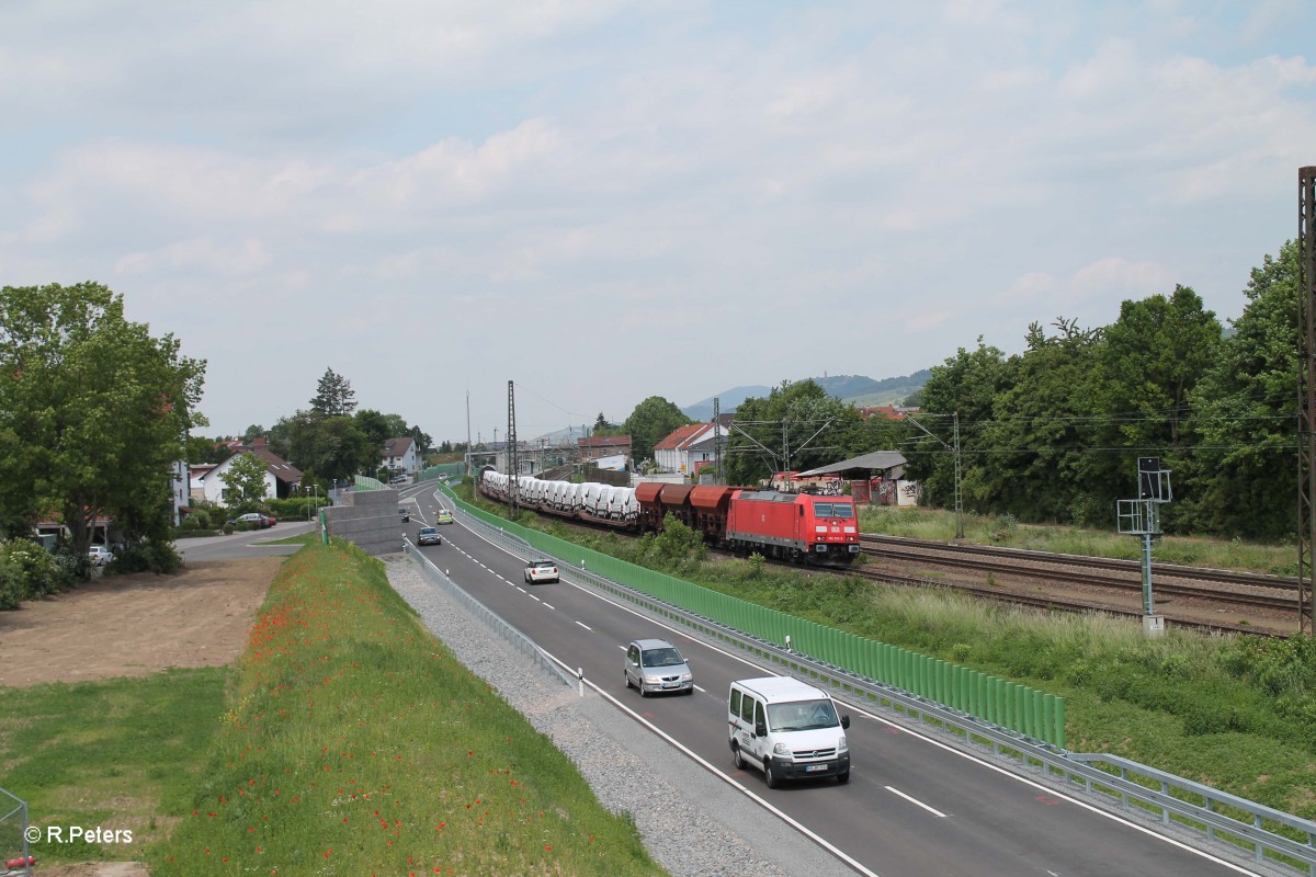 185 320-9 durchfährt Hemsbach mit einem gemischten Güterzug in Richtung Süden. 28.05.15