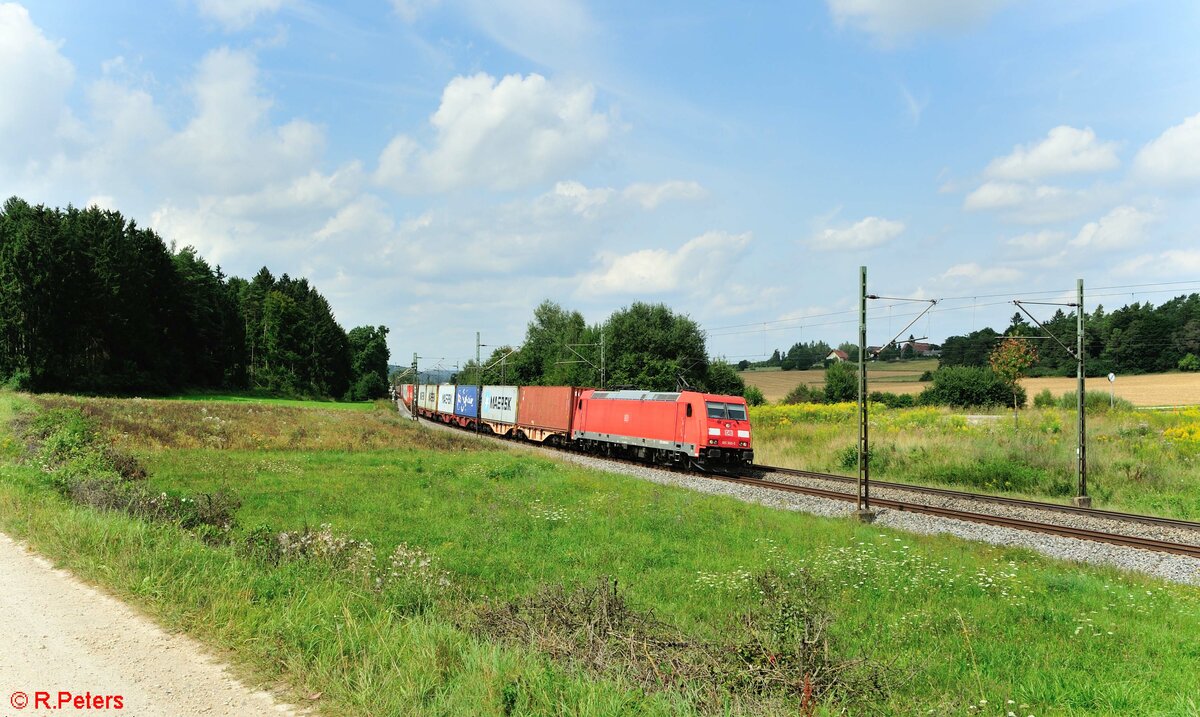 185 360-3 zieht ein Containerzug bei Sinsgrün Richtung Regensburg. 21.08.21