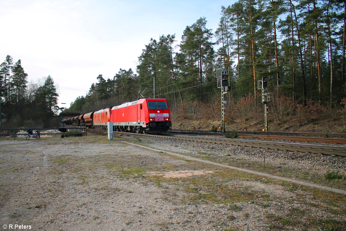 185 366-2 + 185 xxx ziehen ein Schotterzug in Richtung Regensburg in Ochenbruck. 26.03.24