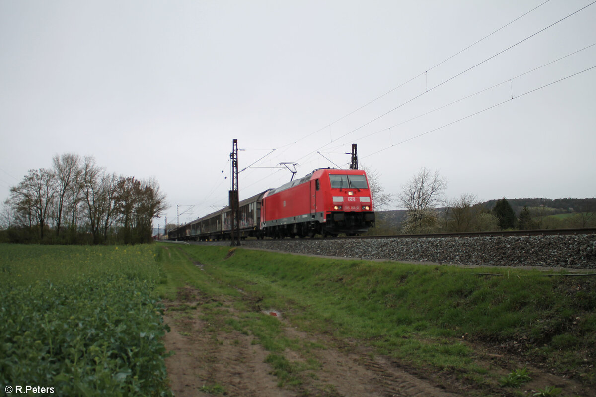 185 366-2 zieht ein gemischten Güterzug in Richtung Norden bei Himmelstadt. 28.03.24