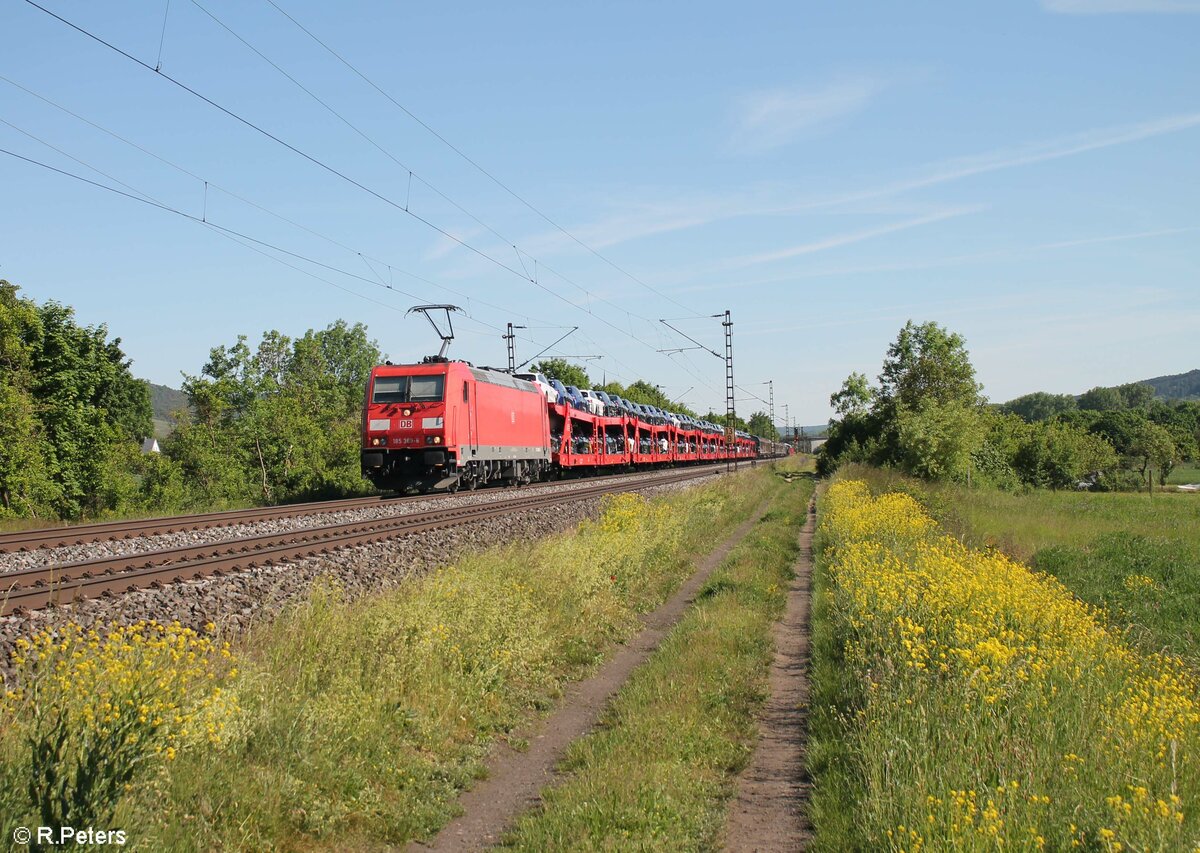 185 369-6 zieht ein langen gemischten Güterzug bei Thüngersheim gen Norden. 02.06.21