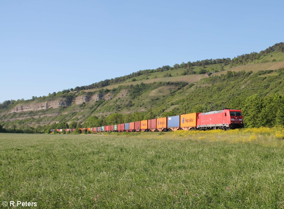 185 378-7 zieht bei Thüngersheim ein langen Containerzug gen Süden. 02.06.21