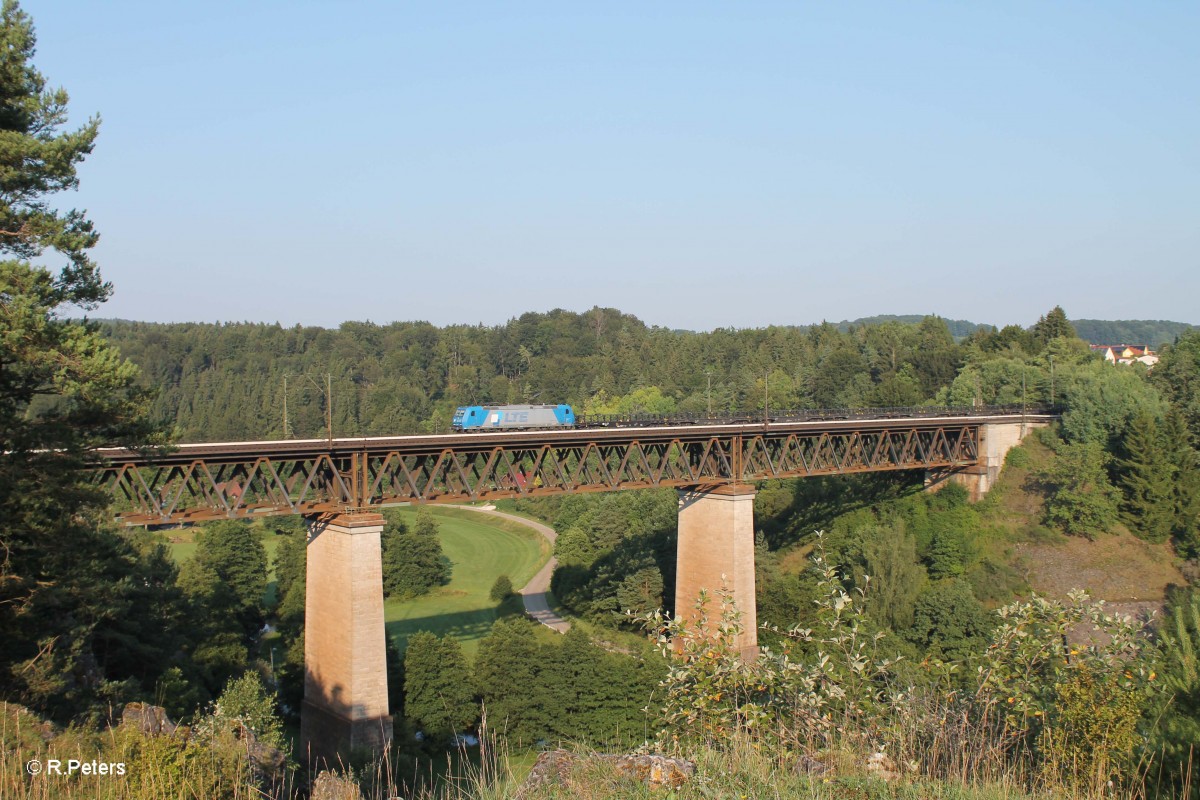 185 528-7 überquert das Beratzhausener Viadukt mit einem Kupferbrammen Zug. 25.07.14