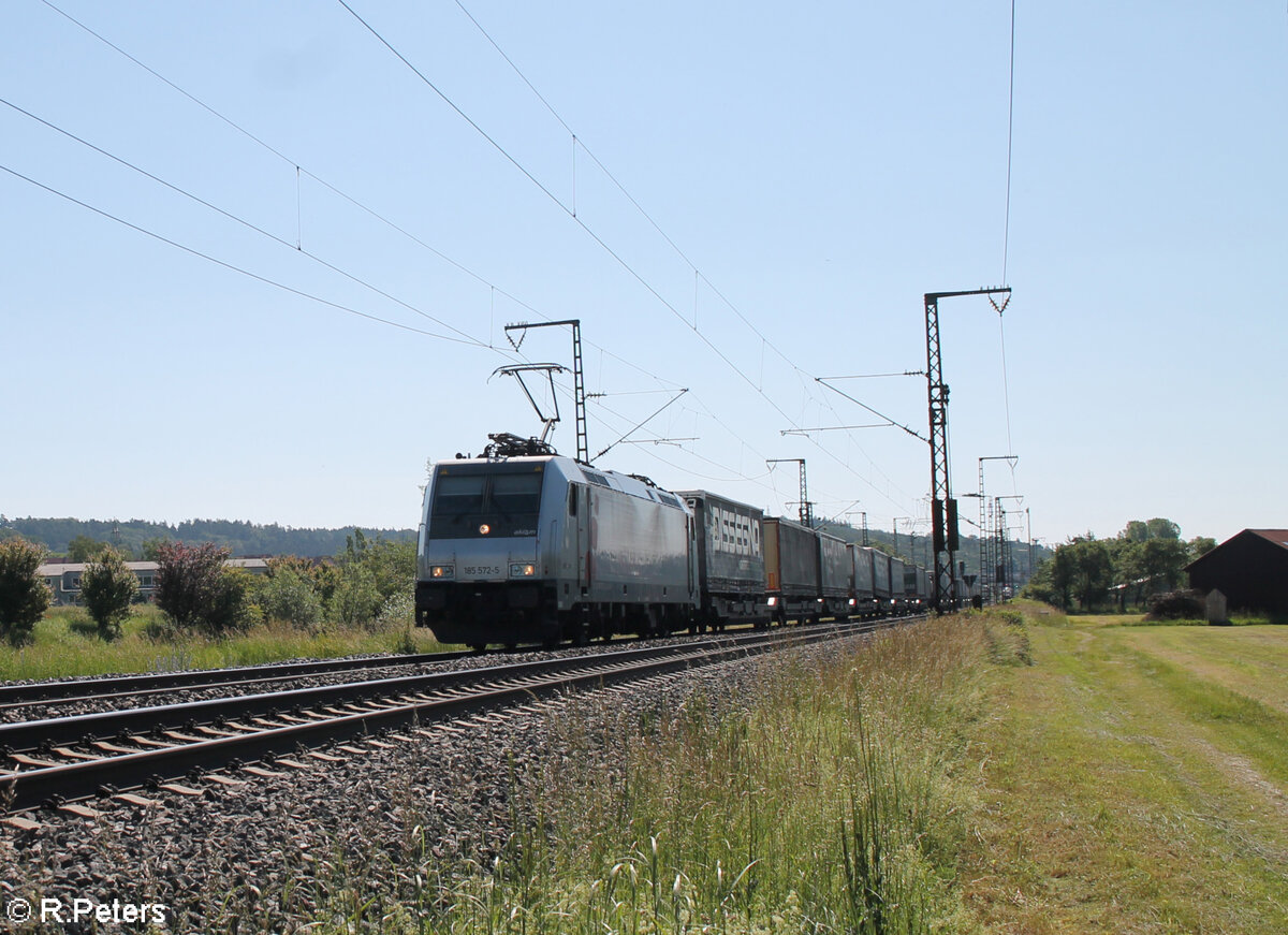 185 572-5 zieht mit einem Dissegner KLV Zug in Richtung Norden. 08.06.24