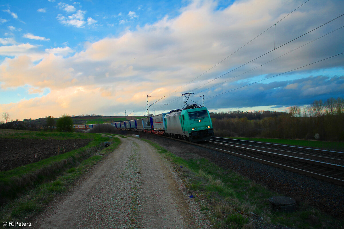 185 576-6 mit einem Paneuropa/Terratrans Wechselpritschenzug kurz vor Treuchtlingen.23.03.24