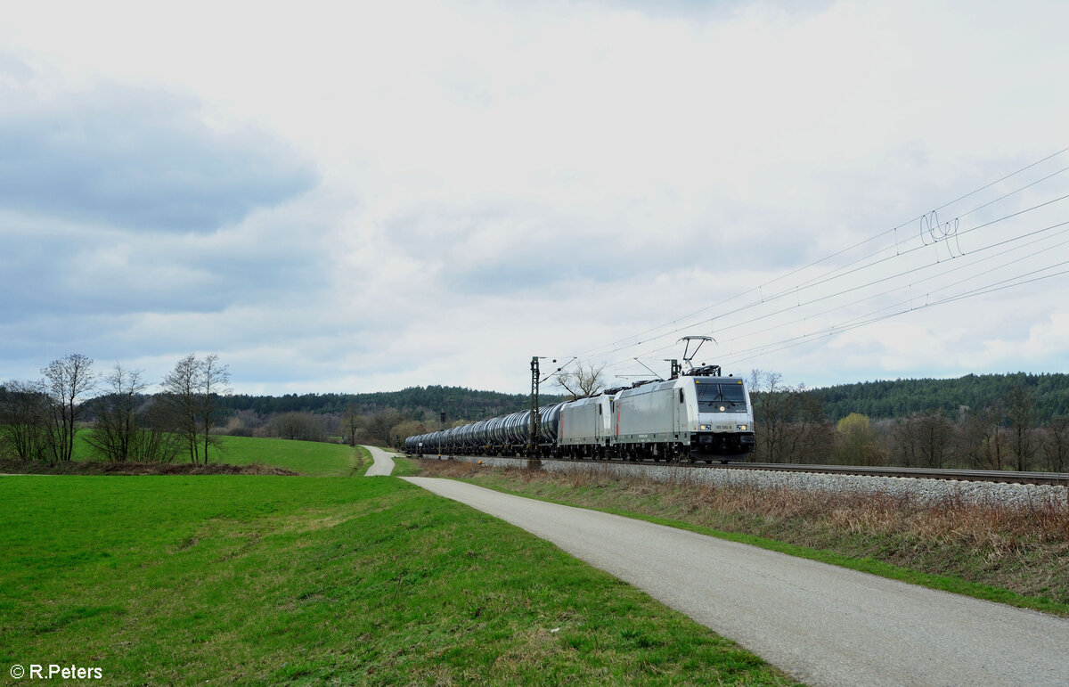 185 580-8 + 185 579-0 mit einem Kesselzug in Richtung Regensburg bei Plling. 17.03.24